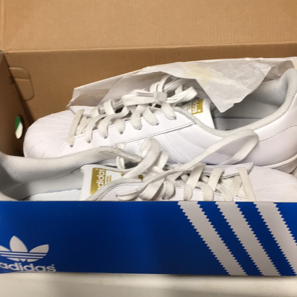 Adidas superstar size 9.5